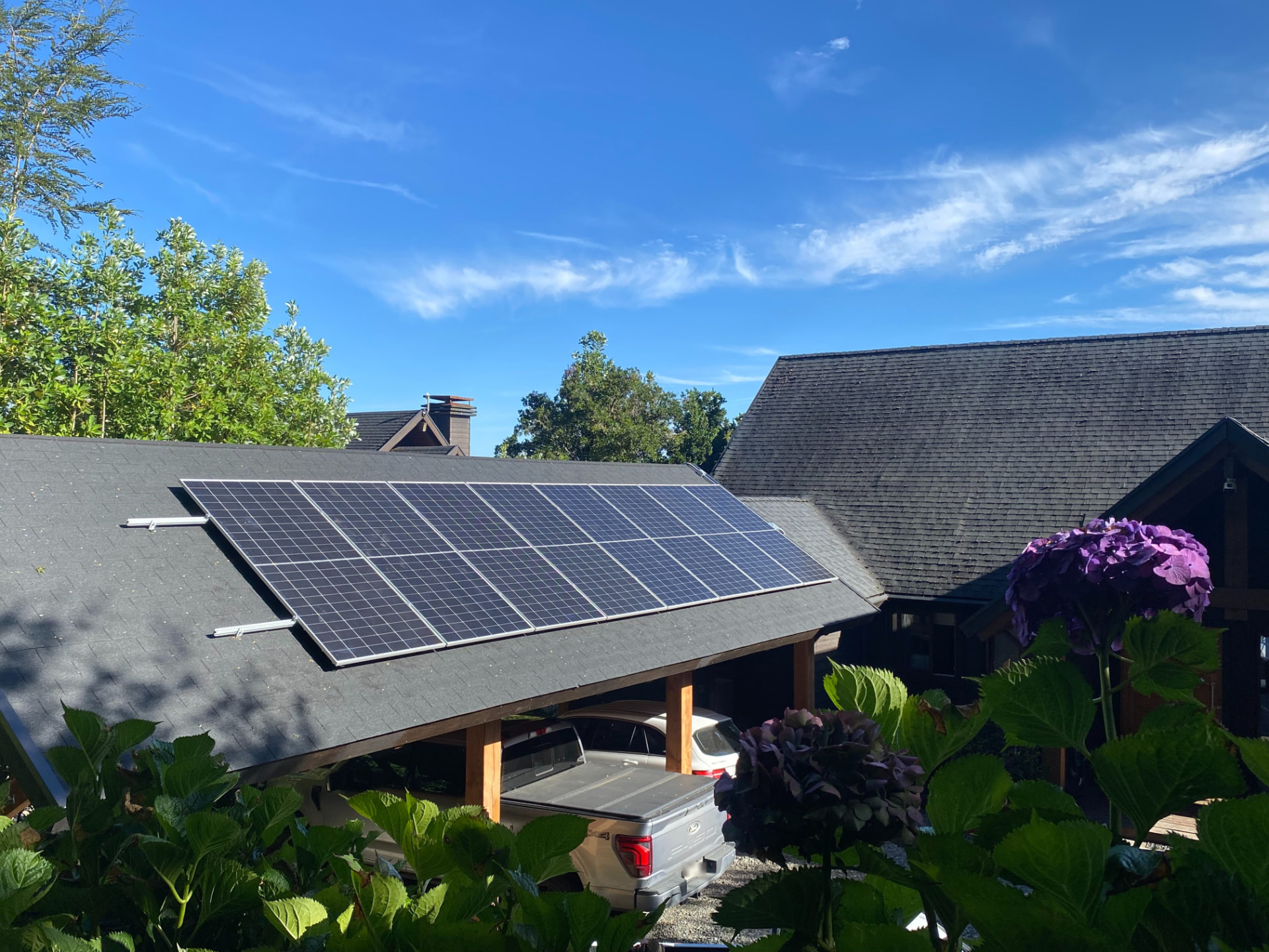 Arreglo de paneles solares sobre el techo de un cobertizo de autos